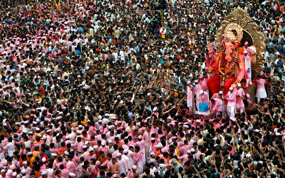 Devotees carry a statue of the Hindu elephant god Ganesh, the deity of prosperity, for immersion in the sea on the last day of Ganesh Chaturthi in Mumbai 2009.09.03REUTERSPunit Paranjpe