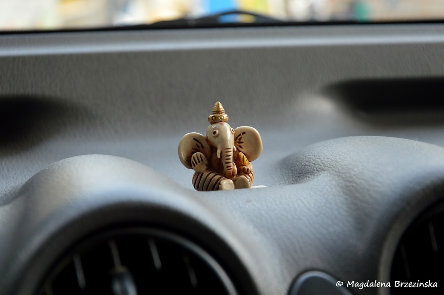 Ganesha na kokpicie samochodu. Ahmedabad, India 2014 © Magdalena Brzezińska 