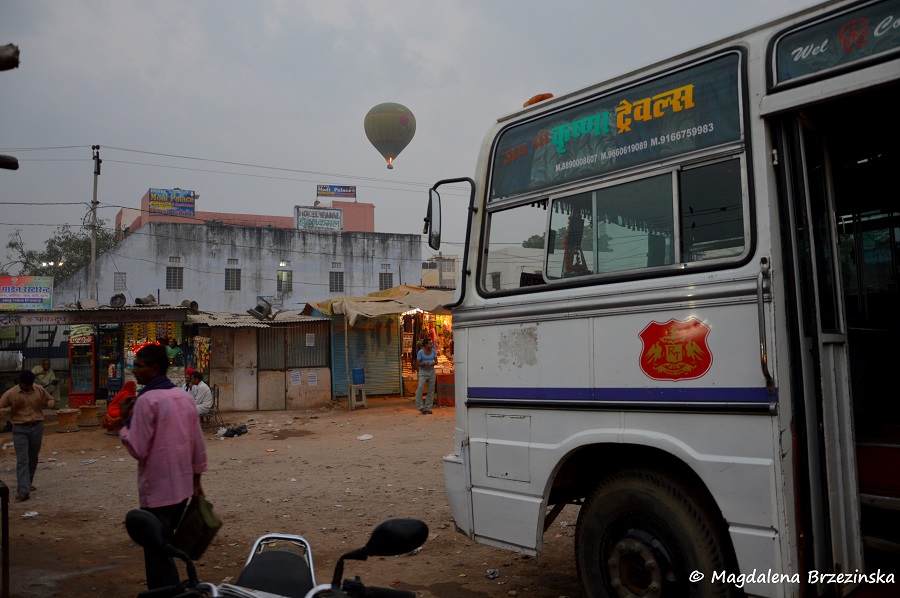 Autobus do Jodhpuru i w tle startujący balon. Pushkar, Indie 2014 © Magdalena Brzezińska 
