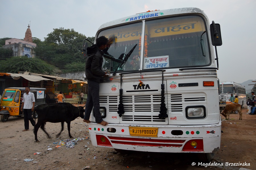 Przygotowania przed odjazdem. Pushkar, India 2014 © Magdalena Brzezińska 