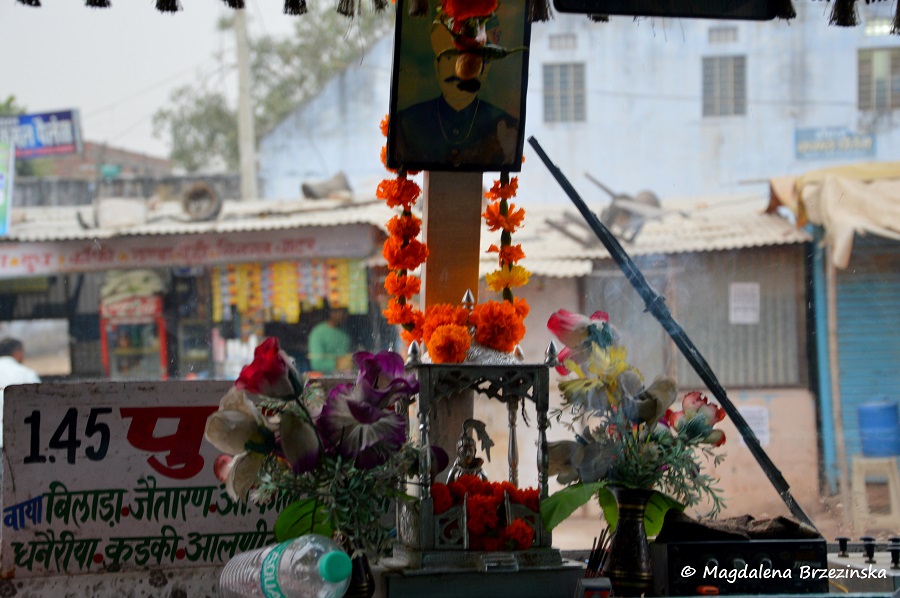 Ołtarzyk z kadzidełkiem w autobusie. Pushkar, Indie 2014 © Magdalena Brzezińska 