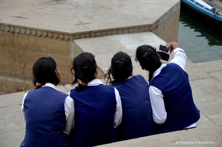 Uczennice nad Gangesem, Varanasi, Indie 2015 © Magdalena Brzezińska