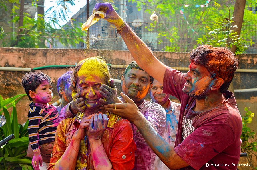 Więc chodź pomaluj mój świat, na zółto i na niebiesko. Holi, 6 marca 2015 r., Ahmedabad, Indie © Magdalena Brzezińska 