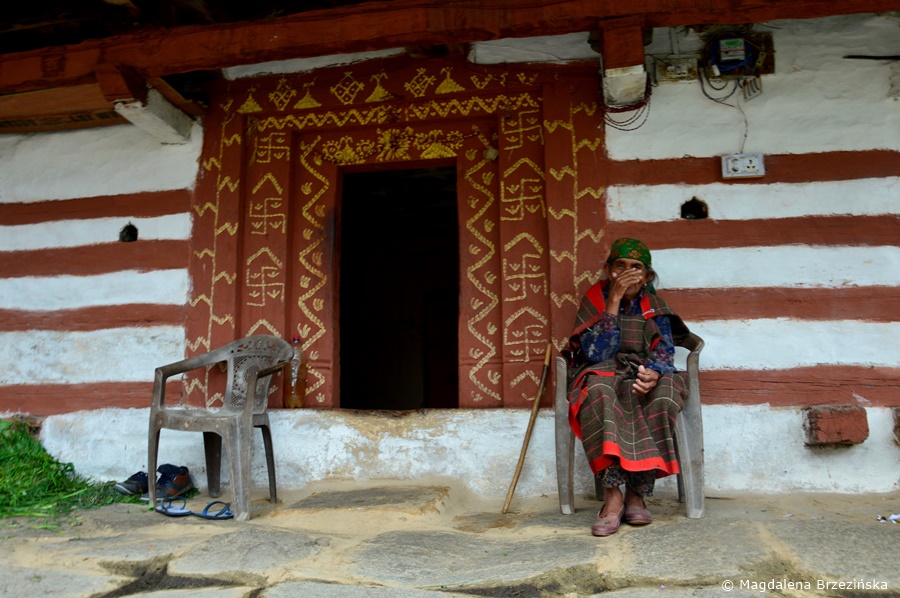 Mieszkanka Manali przed wejściem do domu. Manali, Indie, lipiec 2016 r. © Magdalena Brzezińska 