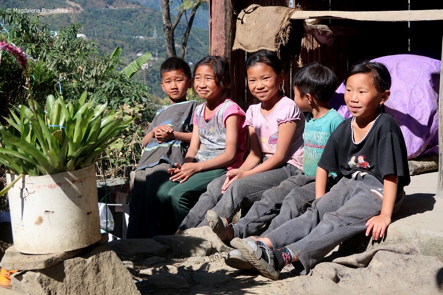 fot. Z tymi dziećmi świetnie dogadywałam się na migi © Magdalena Brzezińska, Kigwema, Nagaland, Indie, 2019