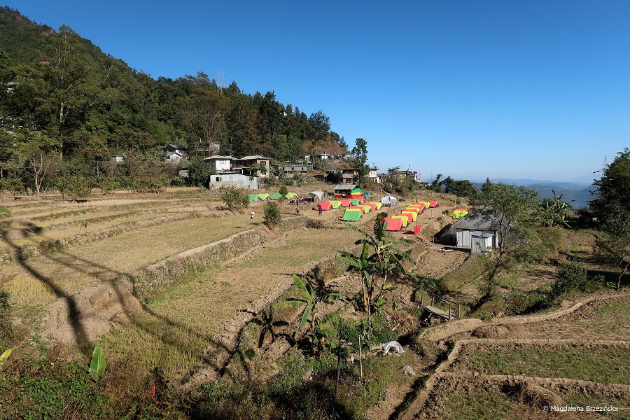 fot. Widok z mojego homestay’u i pole namiotowe dla twardzieli © Magdalena Brzezińska, Nagaland, Indie, 2019