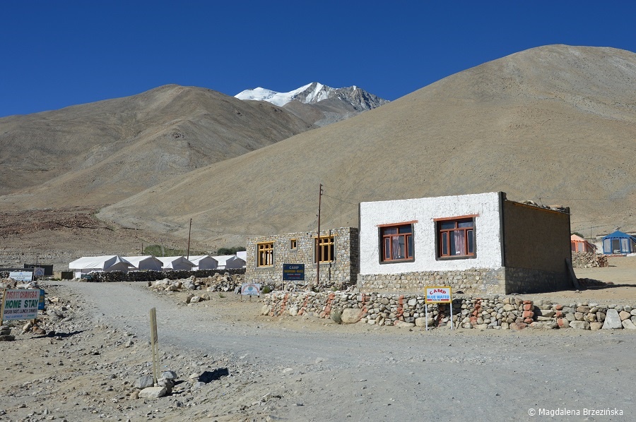 fot. Biały budynek to nasza kwatera w Spangmik  © Magdalena Brzezińska, Ladakh, Indie 2016