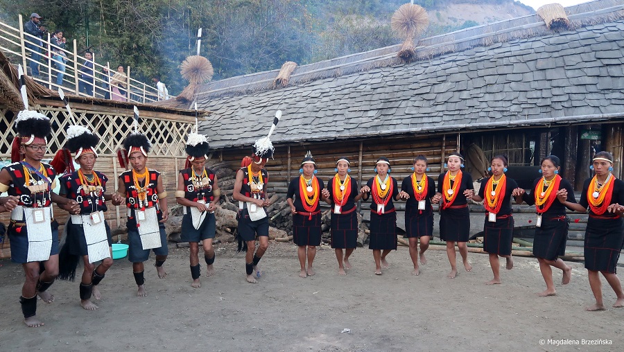 fot. Tańczące plemię Khiamniungan przed morungiem© Magdalena Brzezińska, Hornbill Festival, Nagaland, Indie, 2019