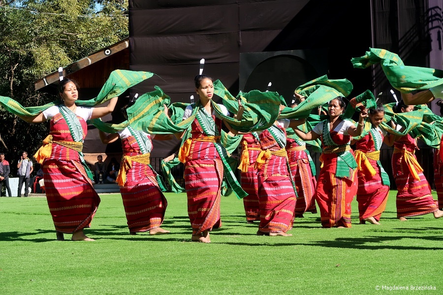 fot. Kachari Cultural Troupe – najlepsze tancerki © Magdalena Brzezińska, Hornbill Festiwal, Kisama, Indie, 2019